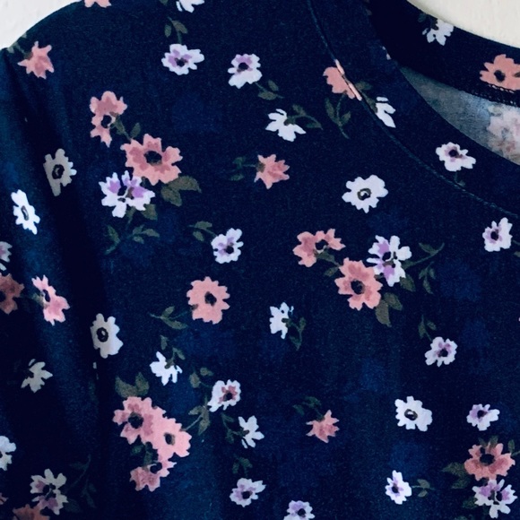Ardene// Flower Crop tshirt 🌸 - SOLD - Picture 2 of 2
